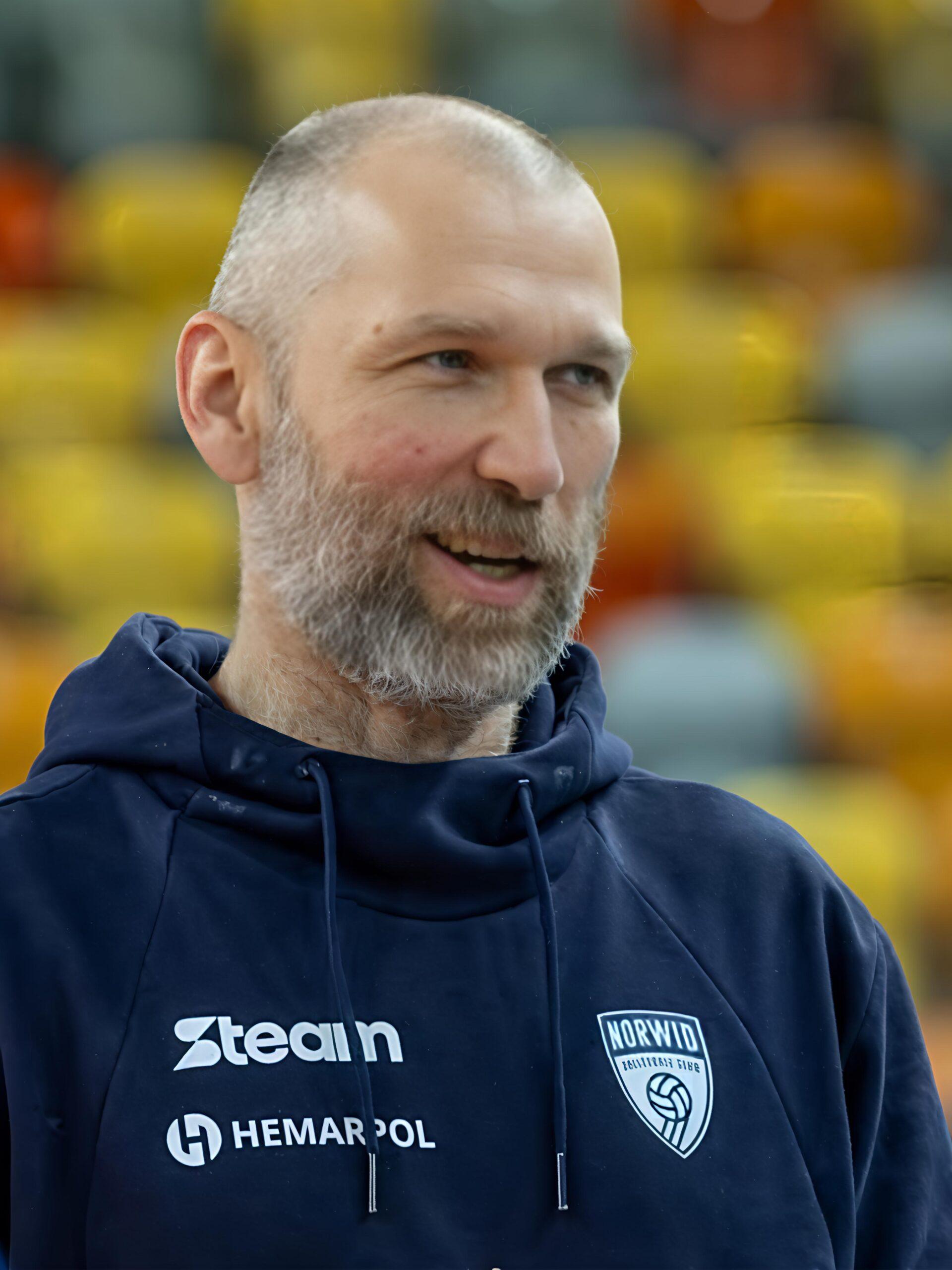 Przemysław Gaszyński na hali sportowej